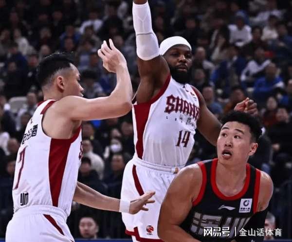 乐鱼在线-真是刺儿头啊！在场上各种斗狠，垃圾时间猛刷分，正负值倒数第1